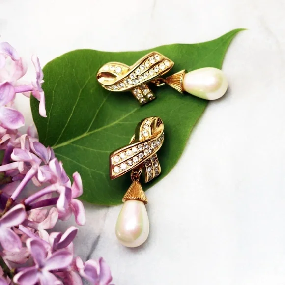 ⚜️ Vintage Christian Dior Pearl Drop Earrings - Picture 3 of 16